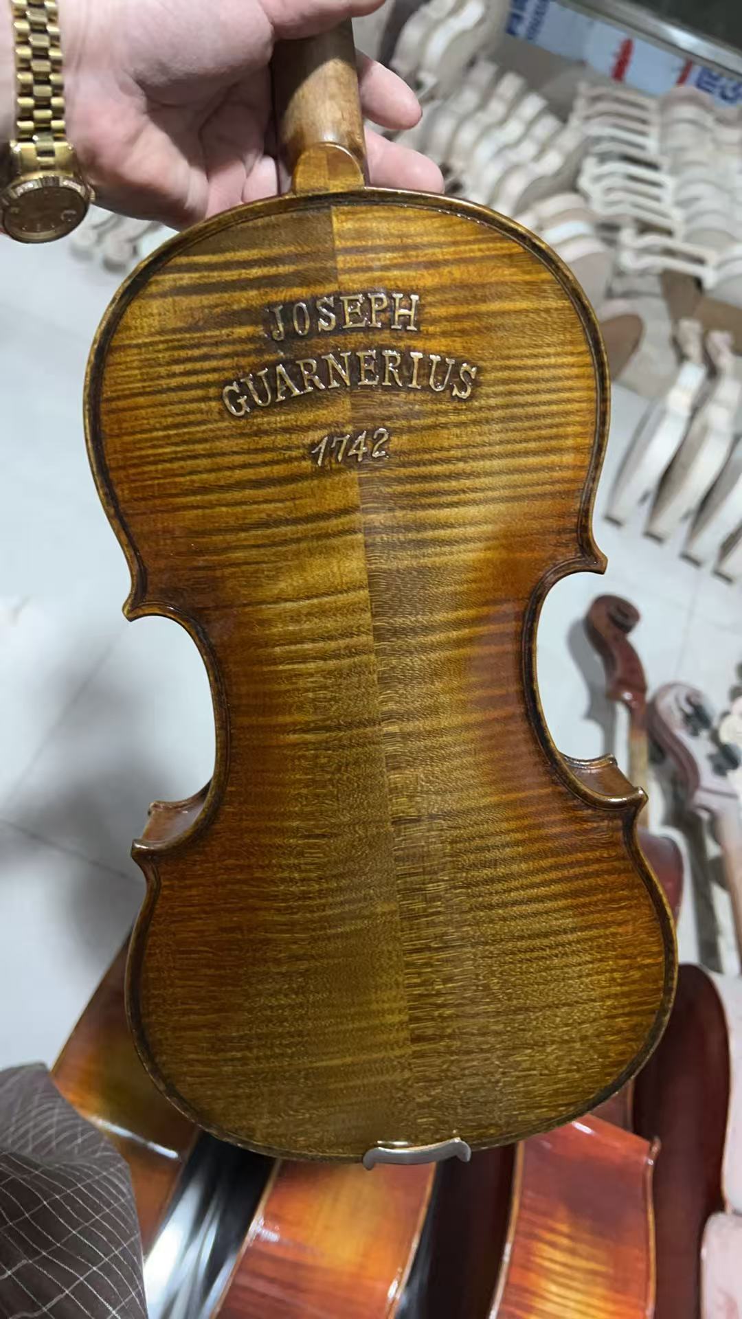 Muziekinstrumenten 4/4 Carving - Musical Instruments Online recensie en prijs